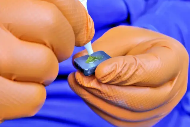 Skuteczne sposoby na to, czym przykleić ozdoby do szyby bez śladów