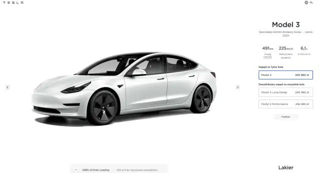 Biały samochód Tesla Model 3 na białym tle, z widocznymi cenami modeli.