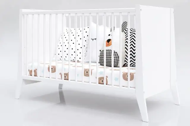 Pierwsze łóżko dla roczniaka: Kiedy zmienić? Jak wybrać bezpieczne?