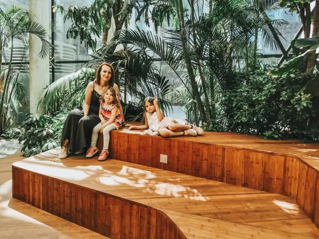 Deszczowy dzień z dzieckiem poza domem? Odkryj najlepsze atrakcje pod dachem!