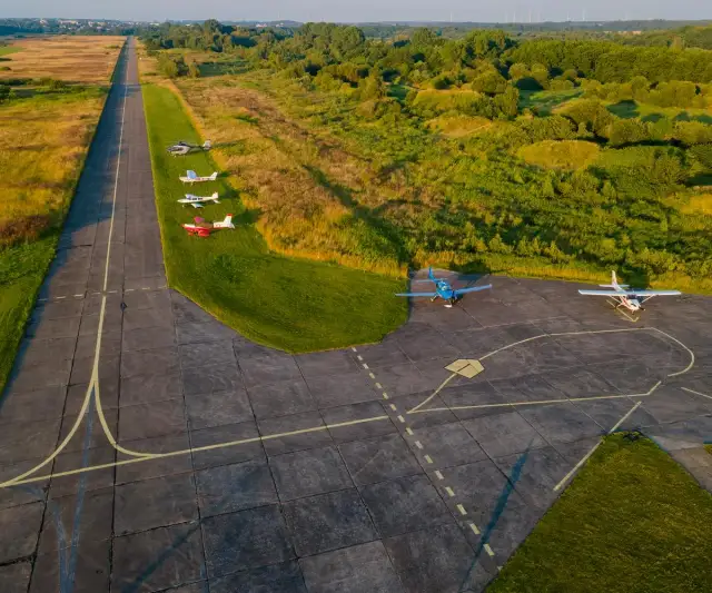 Czy jest lotnisko w Kołobrzegu? Sprawdź najbliższą opcję lotniczą