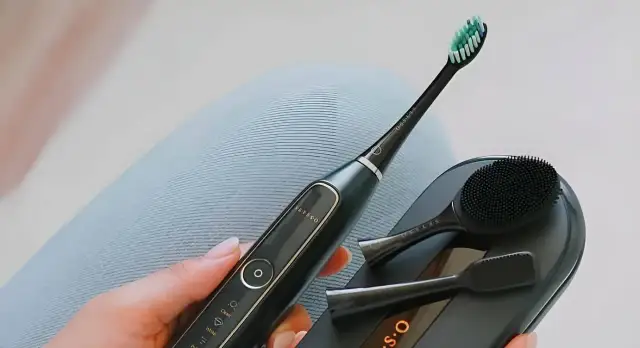 Szczoteczka soniczna: Co to? Jak działa? Czy to hit dla Twoich zębów?