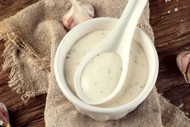 Sos czosnkowy jak z pizzerii - prosty przepis na idealny smak