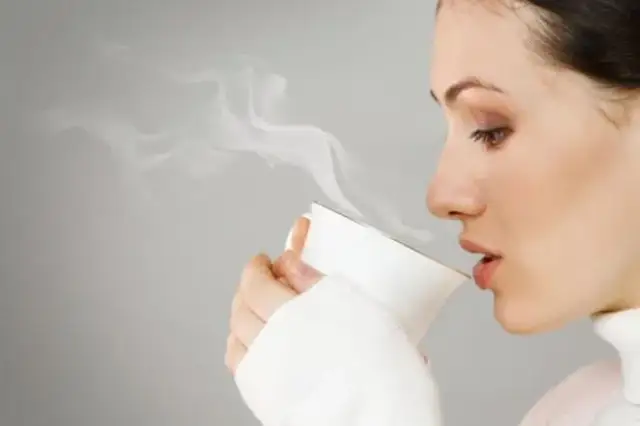 Czy w ciąży można pić kawę rozpuszczalną z mlekiem? Bezpieczeństwo i zalecenia