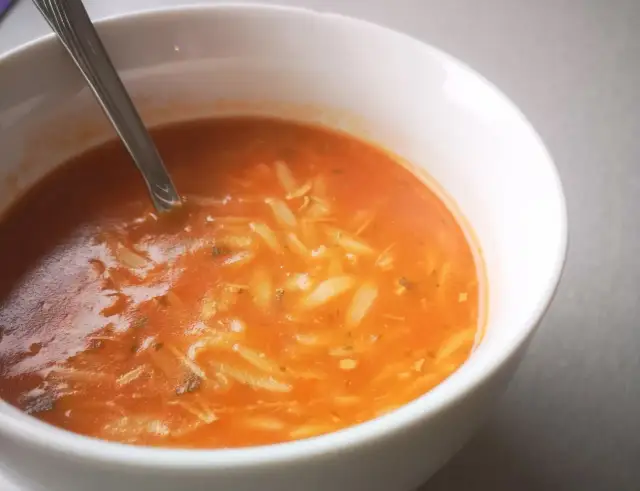 Czym przyprawić zupę pomidorową, by wydobyć jej wspaniały smak