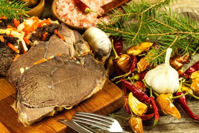 Jak przygotować dziczyznę do pieczenia, by uniknąć suchego mięsa