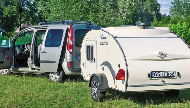 Najlepsze przyczepy kempingowe dla 2 osób – co wybrać, by nie żałować?