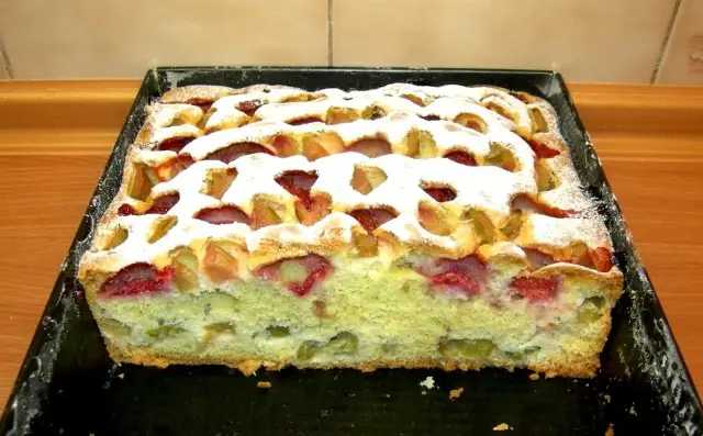 Najlepsze przepisy na ciasta na dużą blachę, które zachwycą gości