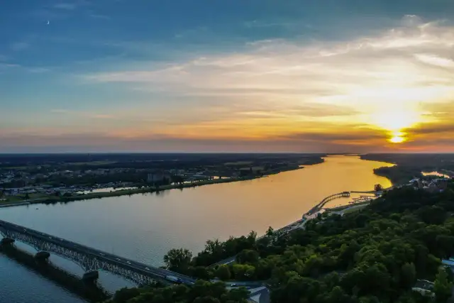 Nad jaką rzeką leży Płock? Poznaj Wisłę i jej atrakcje