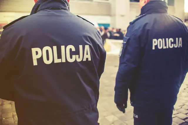 Policja w Twoim mieszkaniu: Kiedy może wejść i jakie masz prawa?
