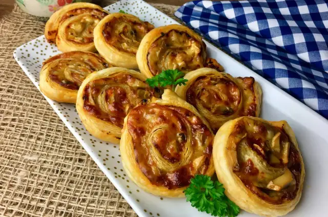 Pyszne ciasto francuskie z pieczarkami i szynką - prosty przepis