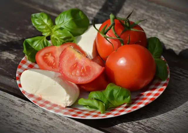 Mozzarella a odchudzanie: Czy warto ją jeść? Fakty i porady