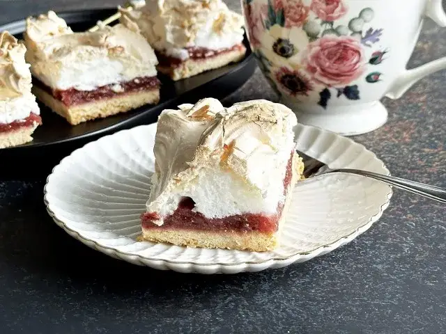 Jak upiec pyszną szarlotkę z rabarbarem i bezą?