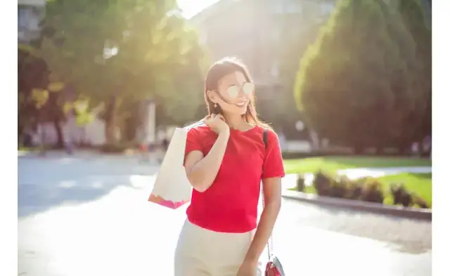 Jakie spodnie do czerwonej bluzy – stylowe i modne połączenia na każdą okazję