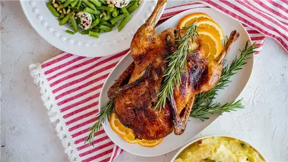 Ile czasu piec kaczkę w piekarniku? Sprawdź idealne czasy!