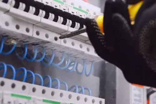 Gdzie skrzynka elektryczna w domu? Lokalizacja, przepisy i błędy