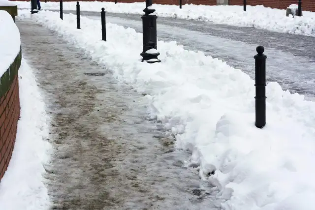 Nie odśnieżasz chodnika? Sprawdź, kiedy to legalne i uniknij mandatu