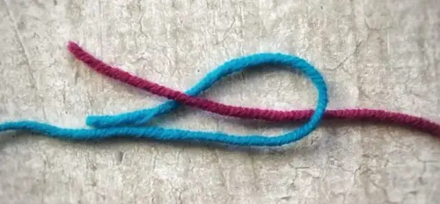 Jak zawiązać sznurki od bluzy, aby nigdy się nie luzowały