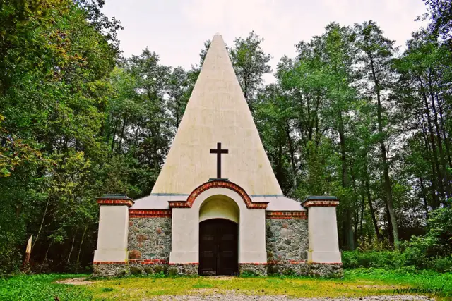 Banie Mazurskie: Piramida, żubry i spokój - Twój przewodnik