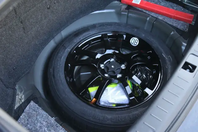 Złapałeś gumę w S-Max? Gdzie jest koło zapasowe i jak je wyjąć?