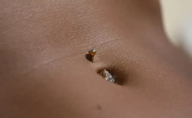 Ile kosztuje kolczyk w pępku? Pełne zestawienie cen i kosztów