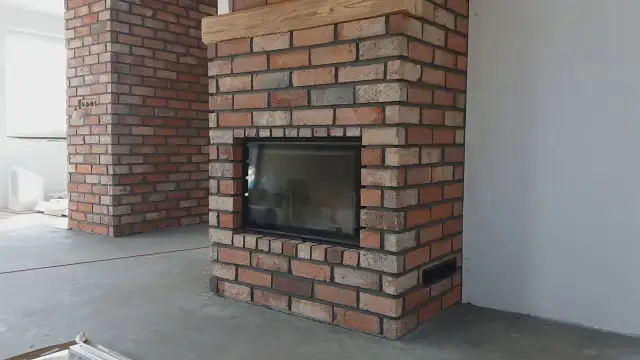 Jak obudować kominek cegłą - instrukcja krok po kroku i porady budowlane