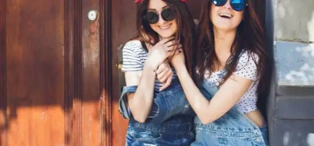 Kreatywne stylizacje z krótkimi ogrodniczkami damskimi na lato