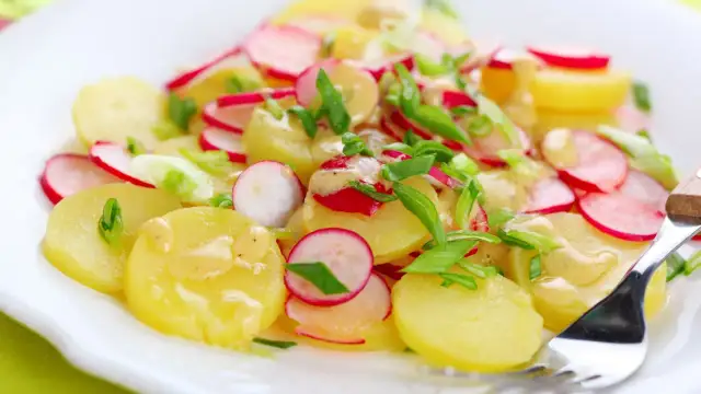 Jak zrobić sałatkę z rzodkiewki – prosta i orzeźwiająca receptura