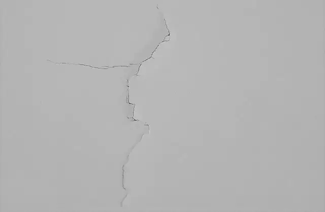 Dlaczego tynk na torcie pęka? Oto najczęstsze przyczyny i rozwiązania