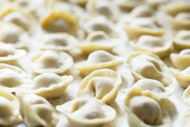 Tortellini jak zrobić: Prosty przepis na domowe uszka z farszem