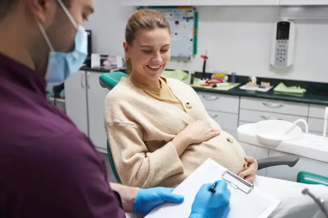 Kiedy do dentysty w ciąży? Bezpieczne leczenie zębów i NFZ.