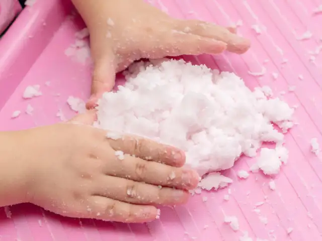 Sztuczny śnieg DIY - proste przepisy na zabawę bez bałaganu