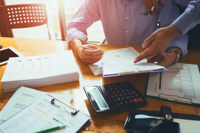 Windykacja czy sąd: co wybrać, aby uniknąć zbędnych kosztów?