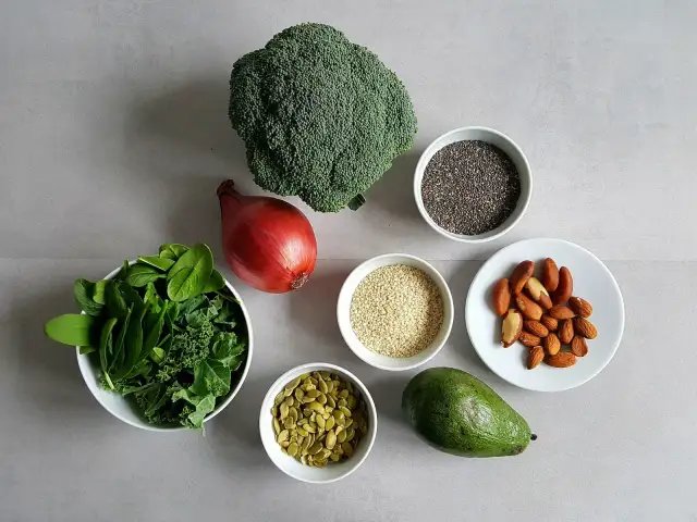 Skąd wapń na diecie wegańskiej? Odkryj najlepsze roślinne źródła