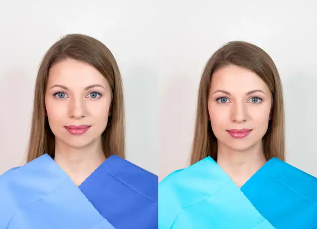 Kobieta z niebieskimi oczami i brązowymi włosami prezentuje dwa odcienie niebieskiego materiału.