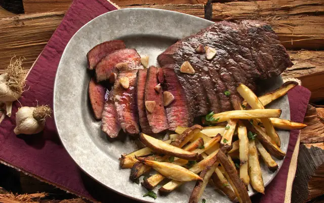 Jak usmażyć stek wołowy na patelni, by był soczysty i smakowity