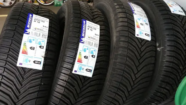 Ile kosztują opony wielosezonowe? Zaskakujące ceny w Polsce