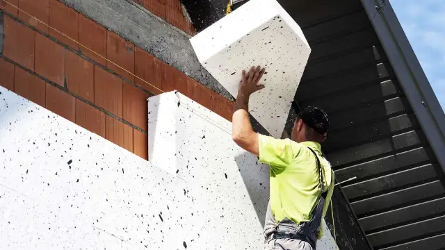 Wełna czy styropian na elewacje zewnętrzną – który materiał wybrać?