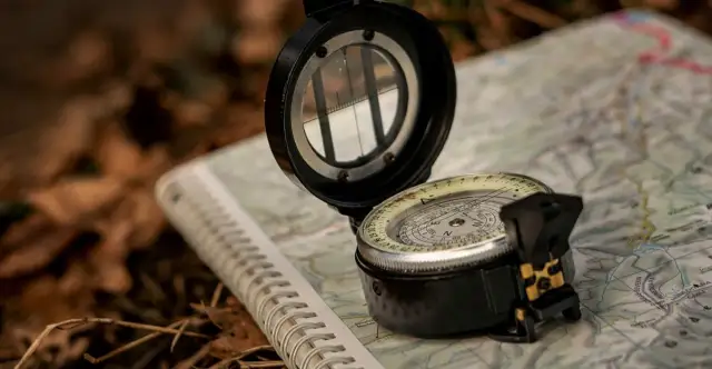 Kompas czy busola? Poznaj kluczowe różnice i wybierz mądrze