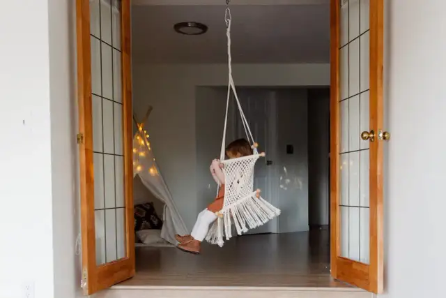 Jak zamontować huśtawkę w futrynie? Bezpieczny poradnik krok po kroku