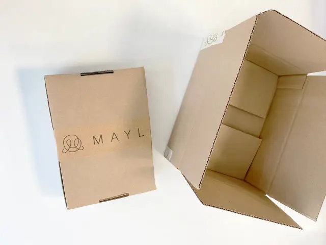 Dwa kartony, jeden zamknięty z logo MAYL, drugi otwarty. Pomyśl, co można zrobić z kartonu – to początek kreatywnych zabaw!