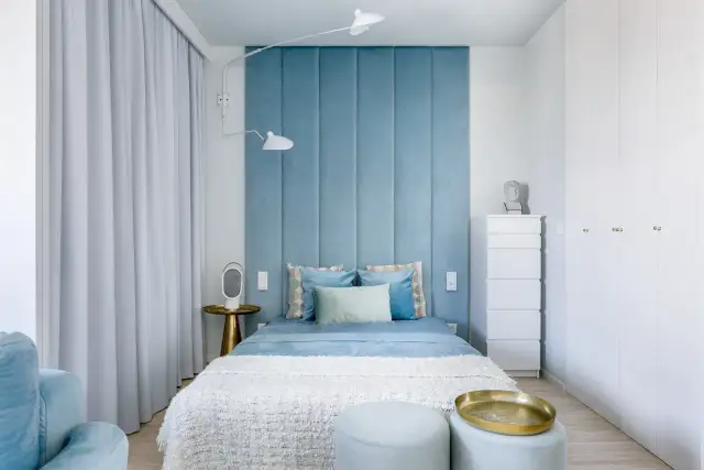 Wąska sypialnia: Odkryj triki na funkcjonalną i piękną przestrzeń