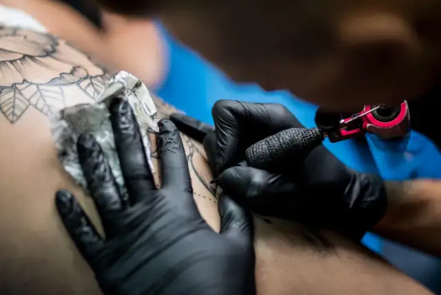 Ile kosztuje tatuaż cytat? Poznaj ceny i czynniki wpływające