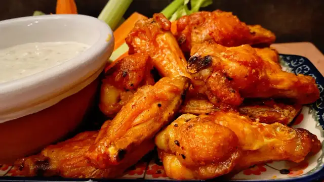 Idealne skrzydełka: Ile piec, by były chrupiące i soczyste?