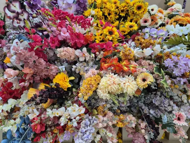 Sztuczne kwiaty jak żywe: Gdzie kupić i jak rozpoznać premium?