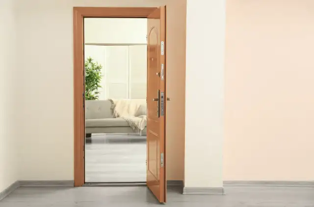 Jak powinny otwierać się drzwi do pokoju, by zapewnić bezpieczeństwo?