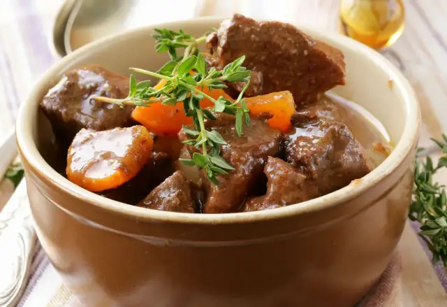 Twarda wołowina w sosie? Jak zmiękczyć i uniknąć problemu!