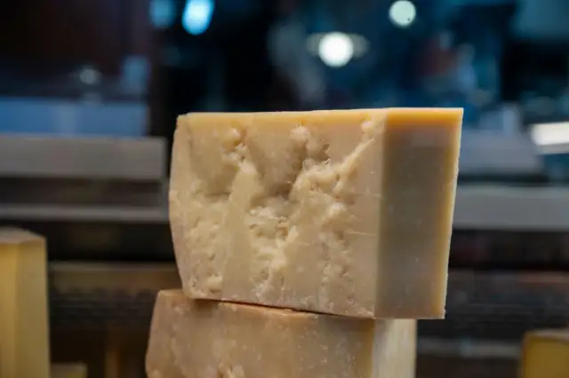 Czy niemowle moze jesc parmezan? Sprawdź bezpieczeństwo i ryzyka