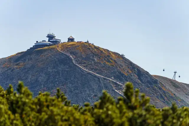 Schroniska w drodze na Śnieżkę i miejsca do odpoczynku na szczycie