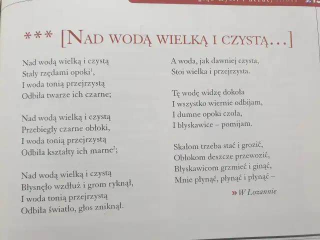 Nad wodą wielką i czystą odbijają się opoki i niebo. Woda jest przejrzysta, odbija wszystko.